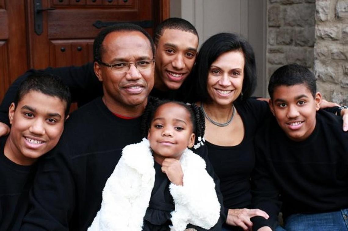 The Warners, from left, Austin, Curt, Isabella, Jonathan, Ana and Christian, pose for a family portrait in 2009.