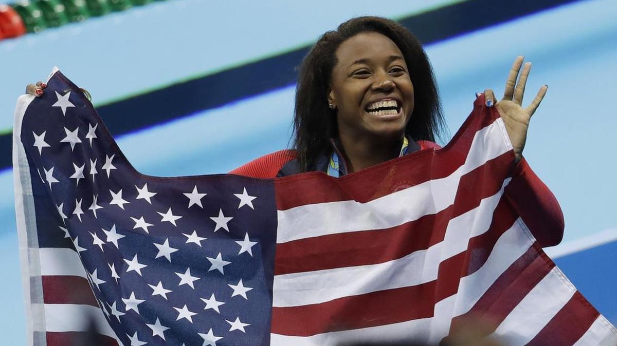 Simone Manuel celebrates winning the gold medal in the women’s 100-meter freestyle.