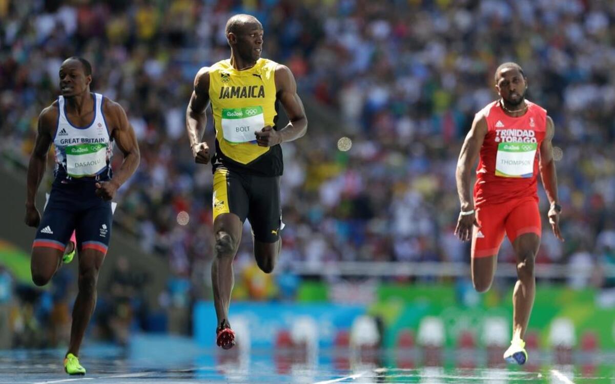 Usain Bolt (centro), a punto de cumplir los 30 años, se impuso en la séptima serie de la ronda clasificatoria de los 100 metros planos con un discreto tiempo de 10.07 segundos, el 13 de agosto del 2016 en Río de Janeiro, Brasil.