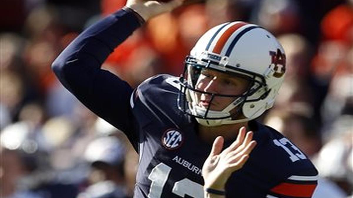 Auburn quarterback Sean White (13) throws a pass during the second half of an NCAA football game against Georgia, Saturday, Nov. 14, 2015, in Auburn, Ala. Georgia won 20-13.