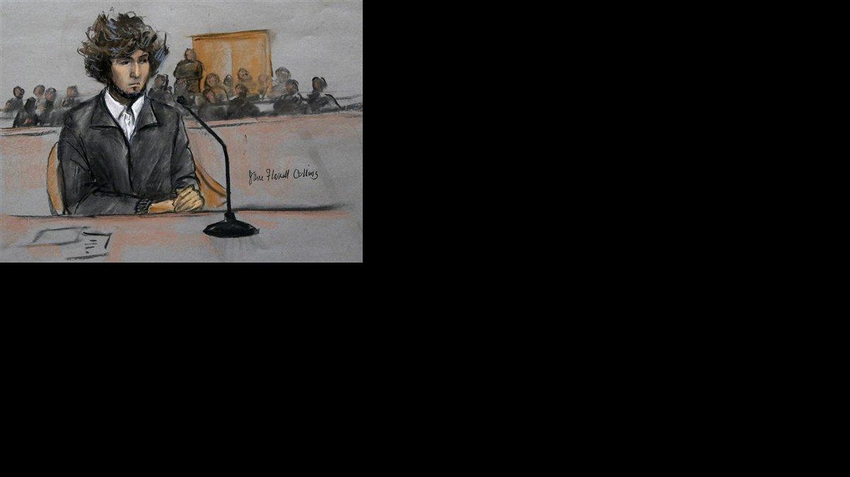 En este dibujo de la corte realizado el 18 de diciembre de 2014, el sospechoso del atentado al Maratón de Boston, Dzhokhar Tsarnaev, en una corte federal de Boston para una audiencia final antes del inciio de su juicio en enero. Más de 30 víctimas del atentado y sus familiares describieron el impacto del ataque en sus vidas ante un juez antes de dictar sentencia formal a muerte a Dzhokhar Tsarnaev. La audiencia de sentencia de Tsarnaev se realizó el miércoles 24 de junio de 2015.
