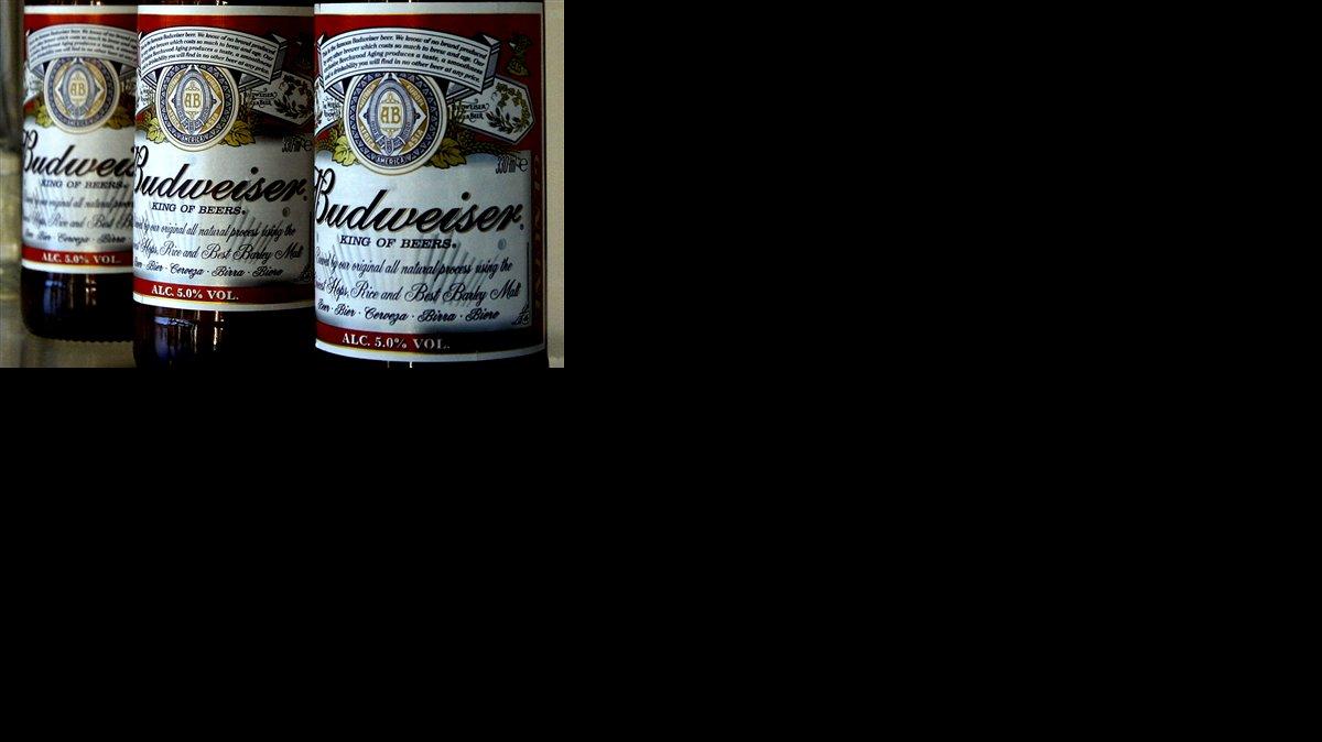 Esta fotografía del 27 de enero de 2009 muestra botellas de Budweiser en la cervecería Stag Brewery de Londres.