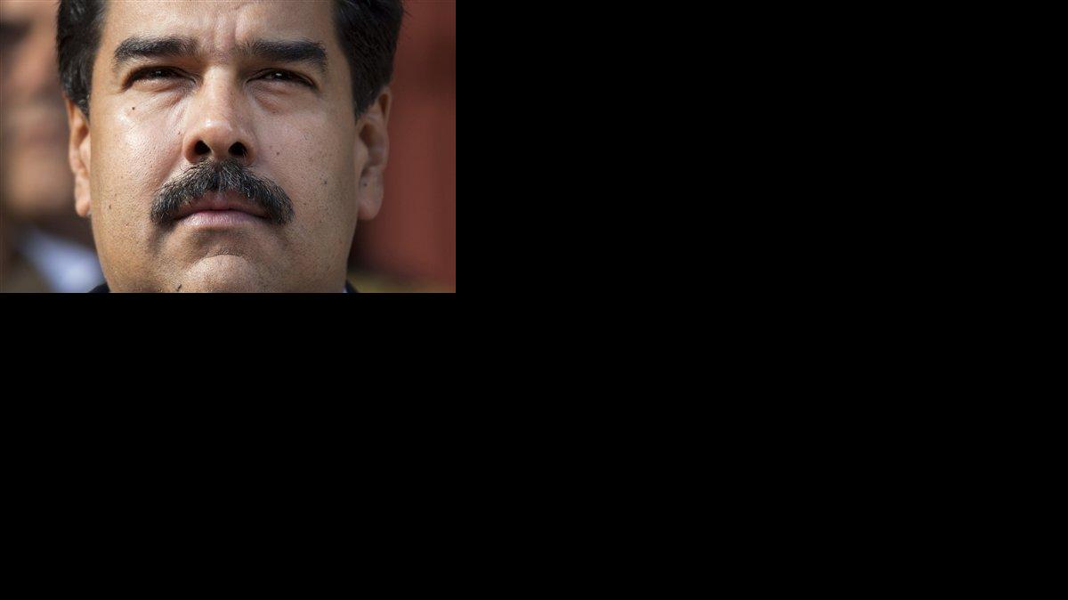 En esta imagen de archivo del 17 de marzo de 2015, el presidente de Venezuela, Nicolás Maduro, escucha himnos nacionales al recibir a gobernantes regionales al palacio presidencial de Miraflores para una cumbre de emergencia de ALBA en Caracas, Venezuela.