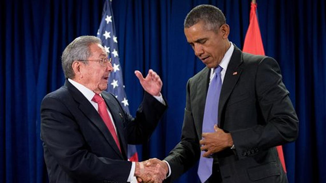 Foto del 29 de septiembre del 2015 que muestra al gobernante cubano Raúl Castro (i) junto al presidente estadounidense Barack Obama, durante una reunión bilateral en la sede de las Naciones Unidas. 