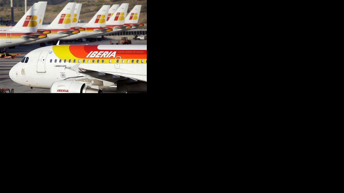 Foto de archivo, noviembre del 2009. Una flota de aviones de Iberia estacionados en el aeropuerto de Madrid.