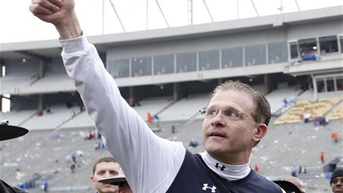 Auburn head coach Gus Malzahn gestures to fans as he walks off the field after they defeated Memphis 31-10 in the Birmingham Bowl NCAA college football game, Wednesday, Dec. 30, 2015, in Birmingham, Ala.