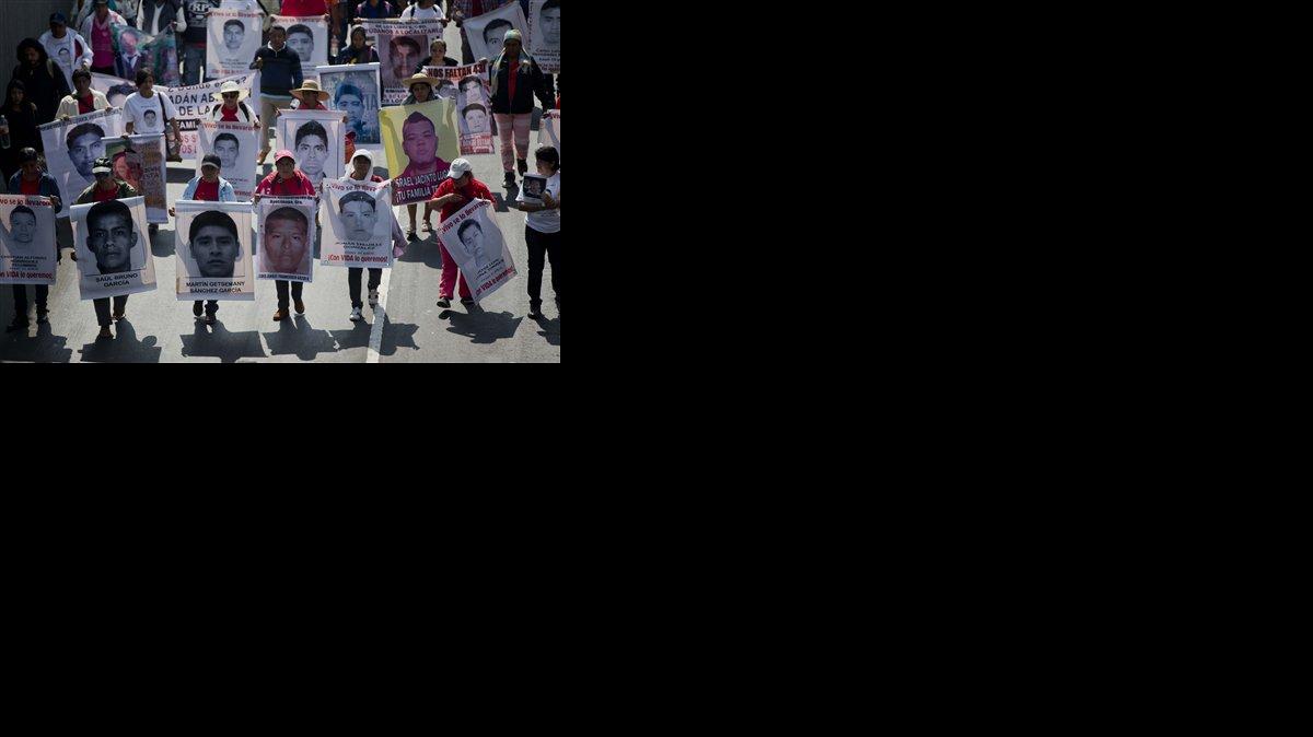 Manifestantes exhiben retratos de los 43 estudiantes desaparecidos durante una manifestación en la Ciudad de México, el 26 de enero de 2015. 