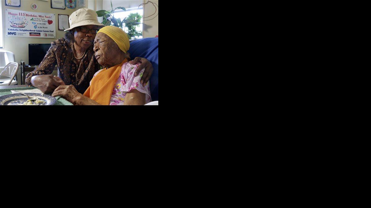 Susannah Mushatt Jones, der., junto a su sobrina, el 22 de junio de 2015 en Nueva York. Nacida el 6 de julio de 1899 en el condado de Lowndes, en el estado de Alabama, Jones se trasladó en 1922 a Nueva Jersey y un año después a Nueva York, donde se ganó la vida como ama de llaves y niñera.