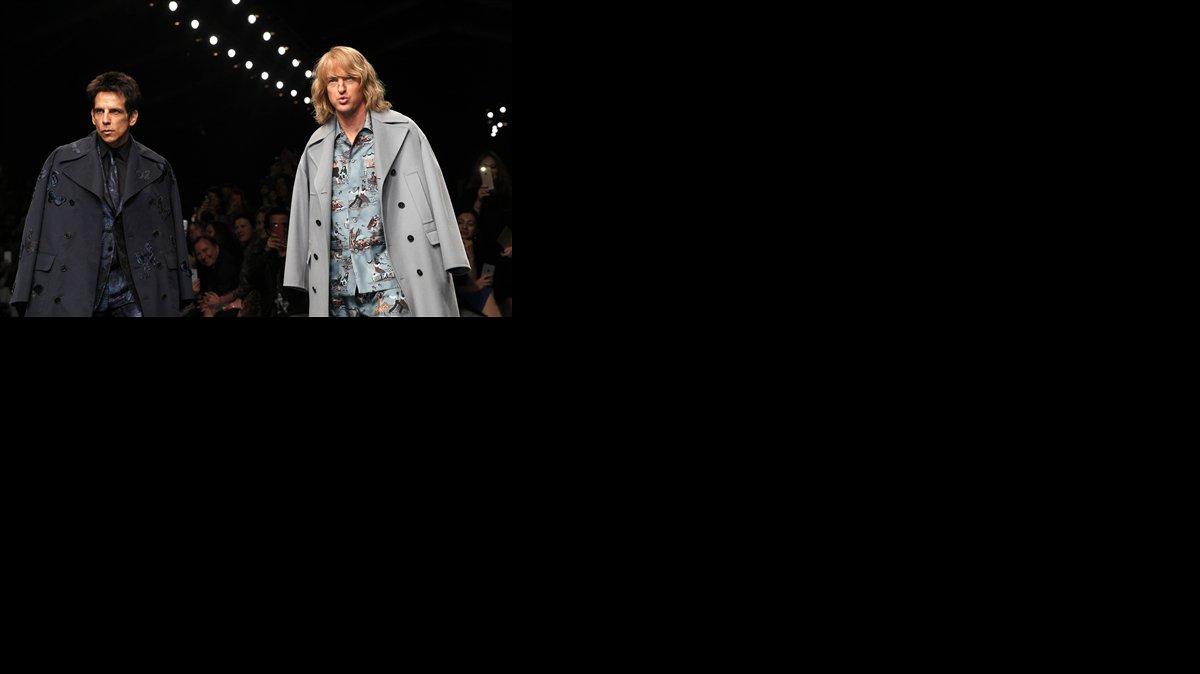Los actores Ben Stiller, izquierda, y Owen Wilson con piezas de la colección de confección de Valentino otoño invierno 2015-2016 presentadas en la Semana de la Moda de París, en París, Francia, el martes 10 de marzo de 2015.