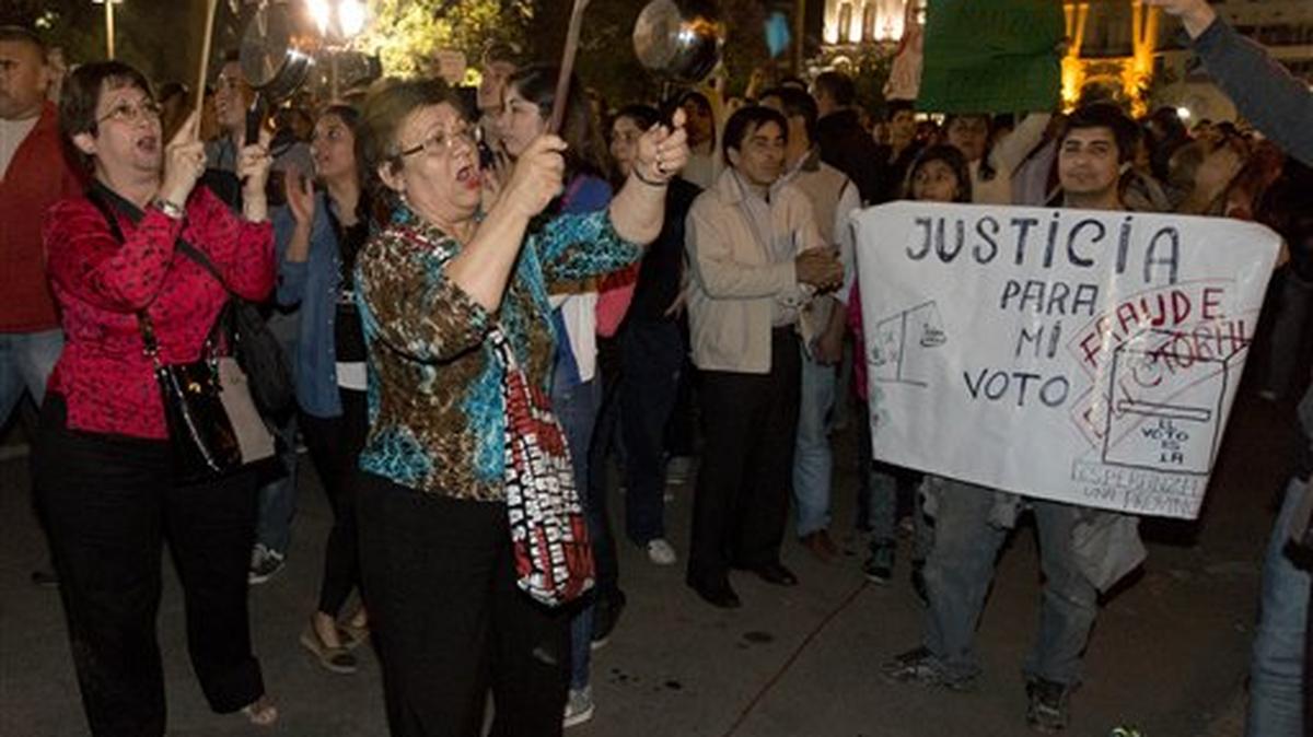 Manifestantes protestan frente a la casa de gobierno en Tucumán, Argentina, el lunes 24 de agosto de 2015. Los votantes denunciaron fraude electoral.