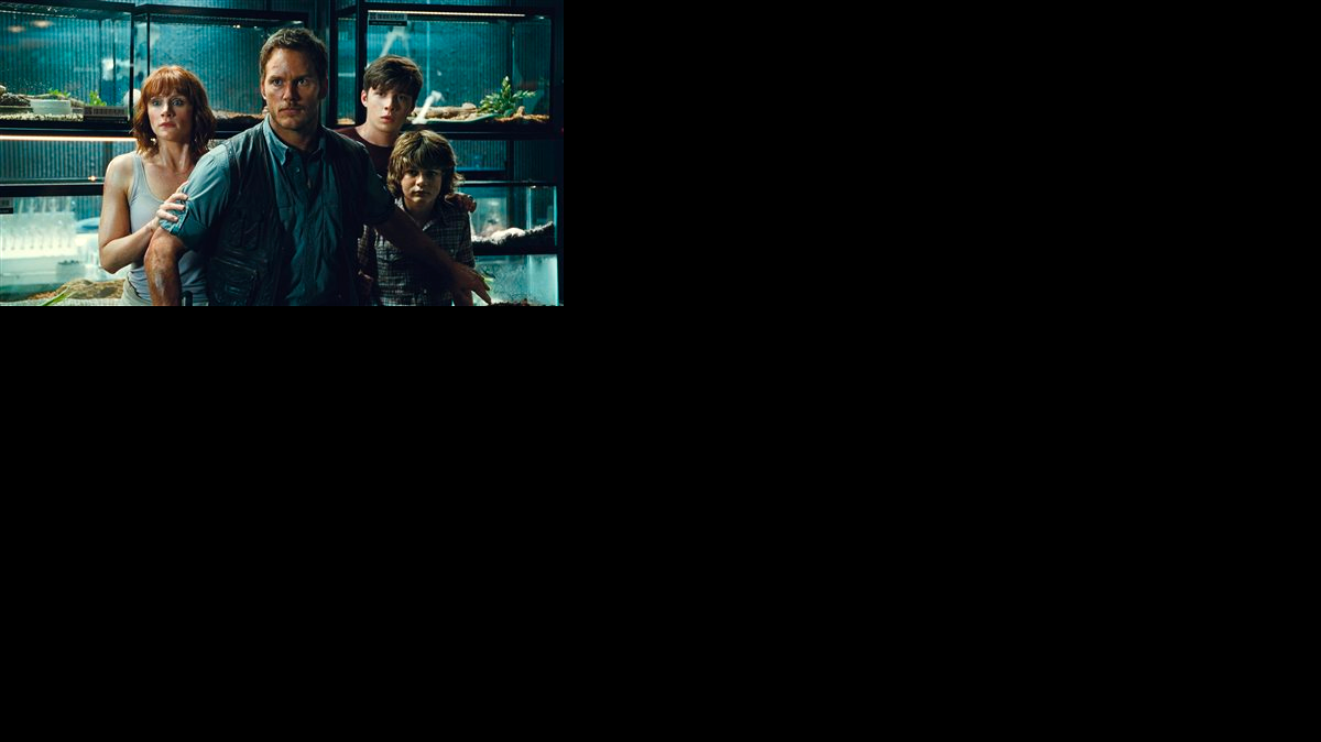 En esta foto proporcionada por Universal Pictures, Bryce Dallas Howard, Chris Pratt, Nick Robinson y Ty Simpkins, de izquierda a derecha, en una escena de "Jurassic World", que se estrena el viernes 12 de junio del 2015.
