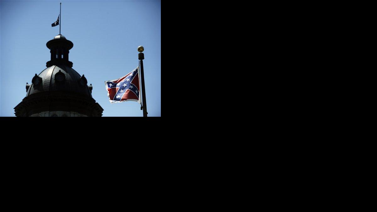Foto del 19 de junio de 2015 que muestra a la bandera de la Confederación sobrevolando el Capitolio estatal de Carolina del Sur.