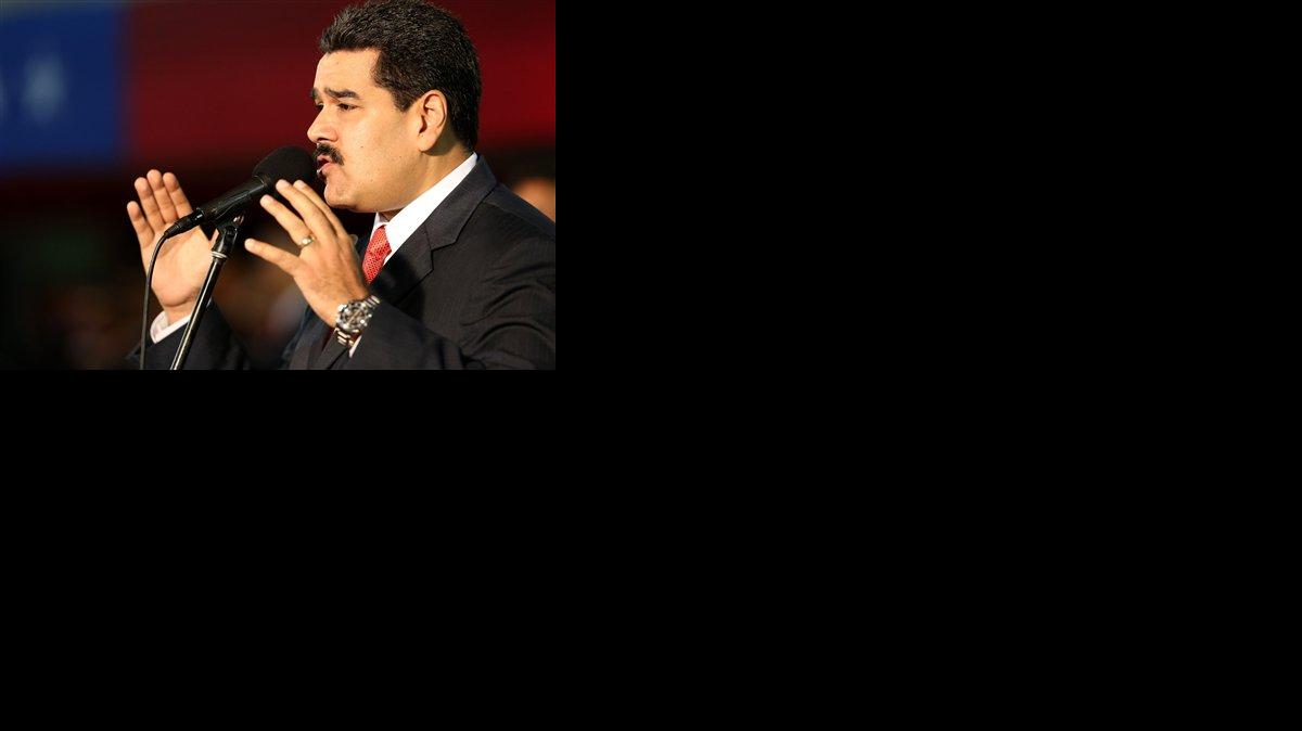 El presidente venezolano Nicolás Maduro pronuncia un discurso durante una ceremonia de juramentación del nuevo jefe de las fuerzas armadas en la base de Fuerte Tiuna en Caracas, Venezuela, el lunes 27 de octubre de 2014.