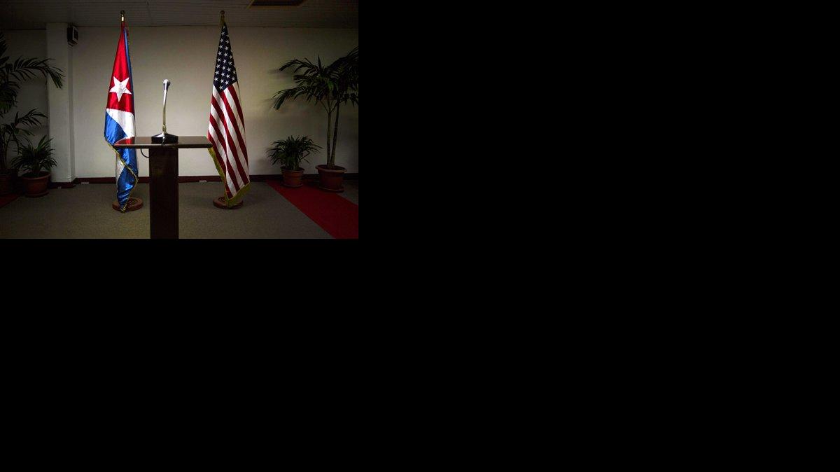 En fotografía del 22 de enero de 2015 se ven las banderas de Cuba y Estados Unidos antes del inicio de una conferencia de prensa con diplomáticos de ambos países en La Habana, Cuba.