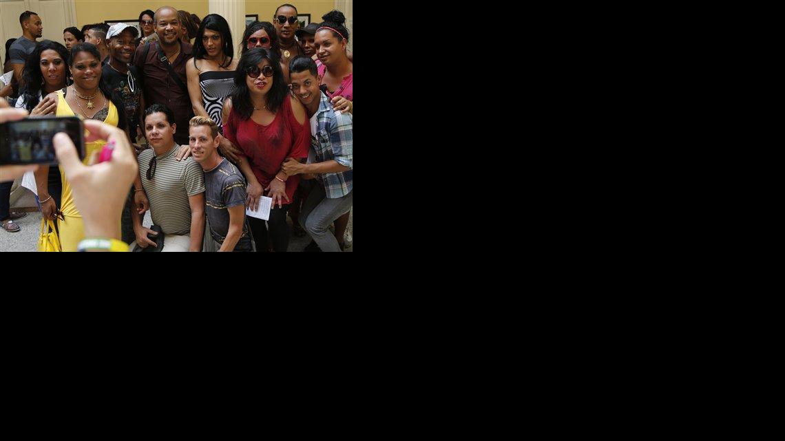 Miembros de la comunidad gay de Cuba posan para el fotógrafo estadounidense Byron Motley después de una rueda de prensa en que se anunciaron las jornadas cubanas contra la homofobia en el Centro Nacional de Educación Sexual, que dirige Mariela Castro, diputada e hija del presidente Raúl Castro, en La Habana, Cuba, el martes 5 de mayo de 2015.