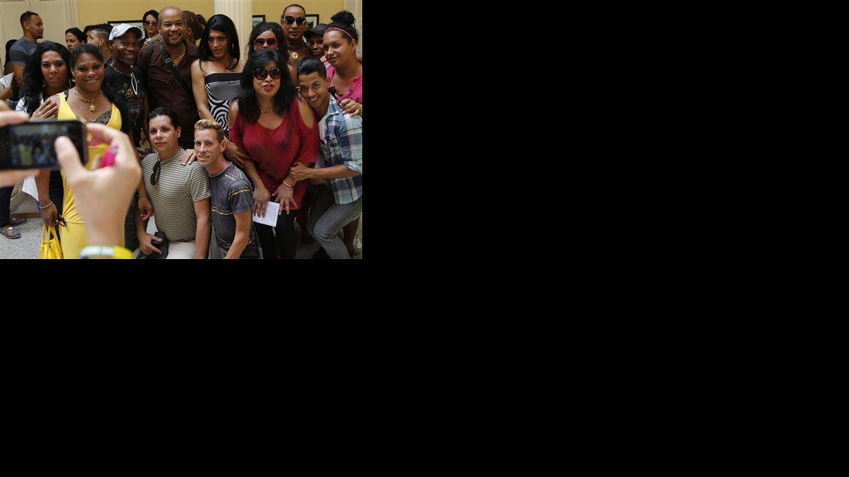 Miembros de la comunidad gay de Cuba posan para el fotógrafo estadounidense Byron Motley después de una rueda de prensa en que se anunciaron las jornadas cubanas contra la homofobia en el Centro Nacional de Educación Sexual, que dirige Mariela Castro, diputada e hija del presidente Raúl Castro, en La Habana, Cuba, el martes 5 de mayo de 2015.