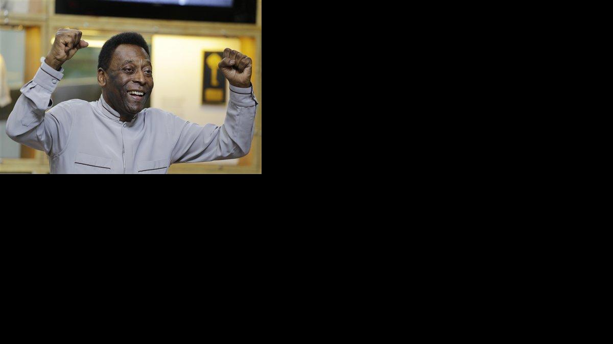 En esta imagen del 15 de junio del 2014 se ve a Pelé durante la inauguración del Museo pelé en Santos, Brasil. Los médicos suspendieron el tratamiento renal a Pelé, quien sigue mejorando, según informó el 30 de noviembre del 2014 el Hospital Albert Einstein donde está internado.