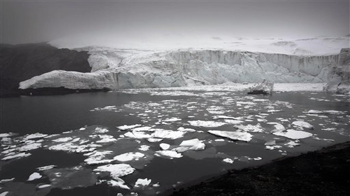 Bloques de hielo flotan cerca del glaciar Pastoruri en Huaraz, Perú, 4 de diciembre de 2014. 