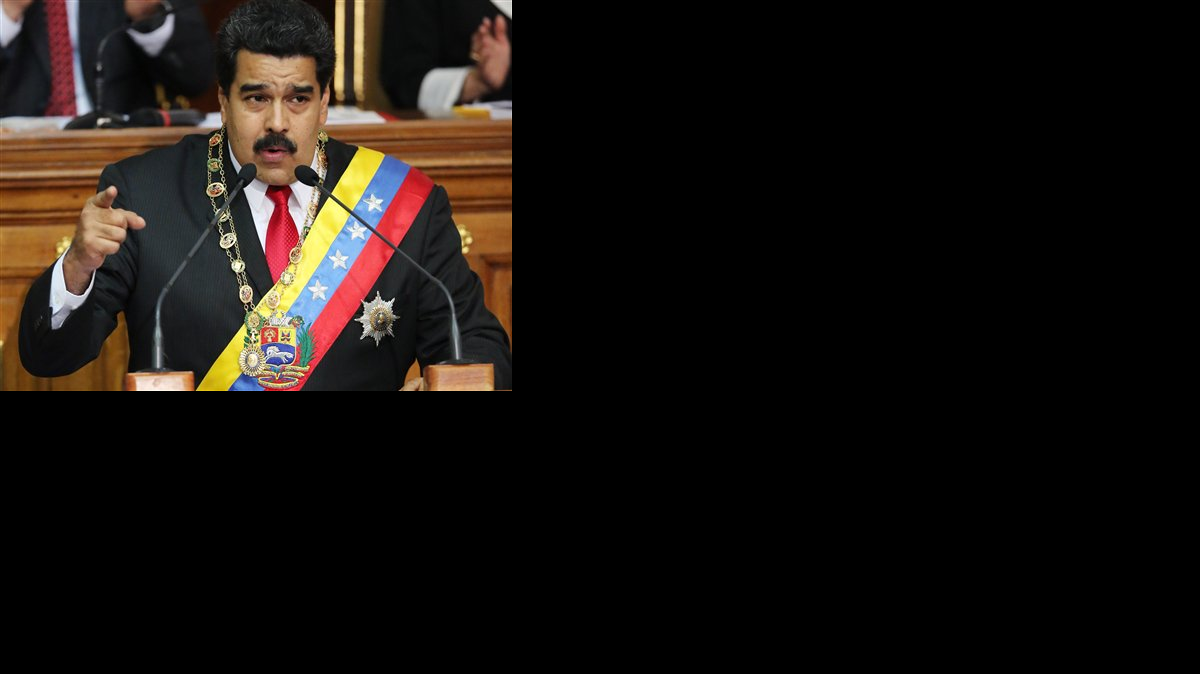 El presidente de Venezuela, Nicolás Maduro, saluda a su llegada previo a la segunda sesión anual de Memoria y Cuenta ante la Asamblea Nacional el 21 de enero de 2015, en Caracas. 
