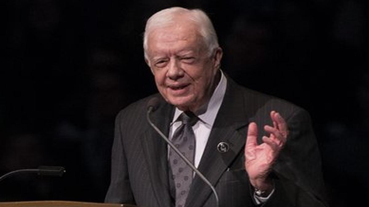 Esta fotografía de archivo del 4 de marzo de 2015 muestra al ex presidente estadounidense Jimmy Carter mientras habla durante una ceremonia fúnebre por el pastor Theodore Hesburgh, en el Purcell Pavilion de la Universidad de Notre Dame, en South Bend, Indiana.