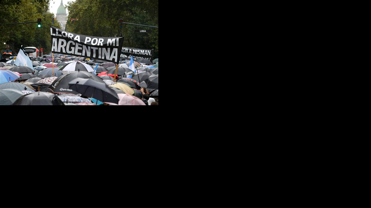 Una multitud acompañó a fiscales y políticos opositores en una marcha pacífica el miércoles, en desafío a la presidenta Cristina Kirchner, a un mes de la muerte de un fiscal que la acusó de encubrir a exgobernantes iraníes, sospechosos de un atentado antisemita de 1994.