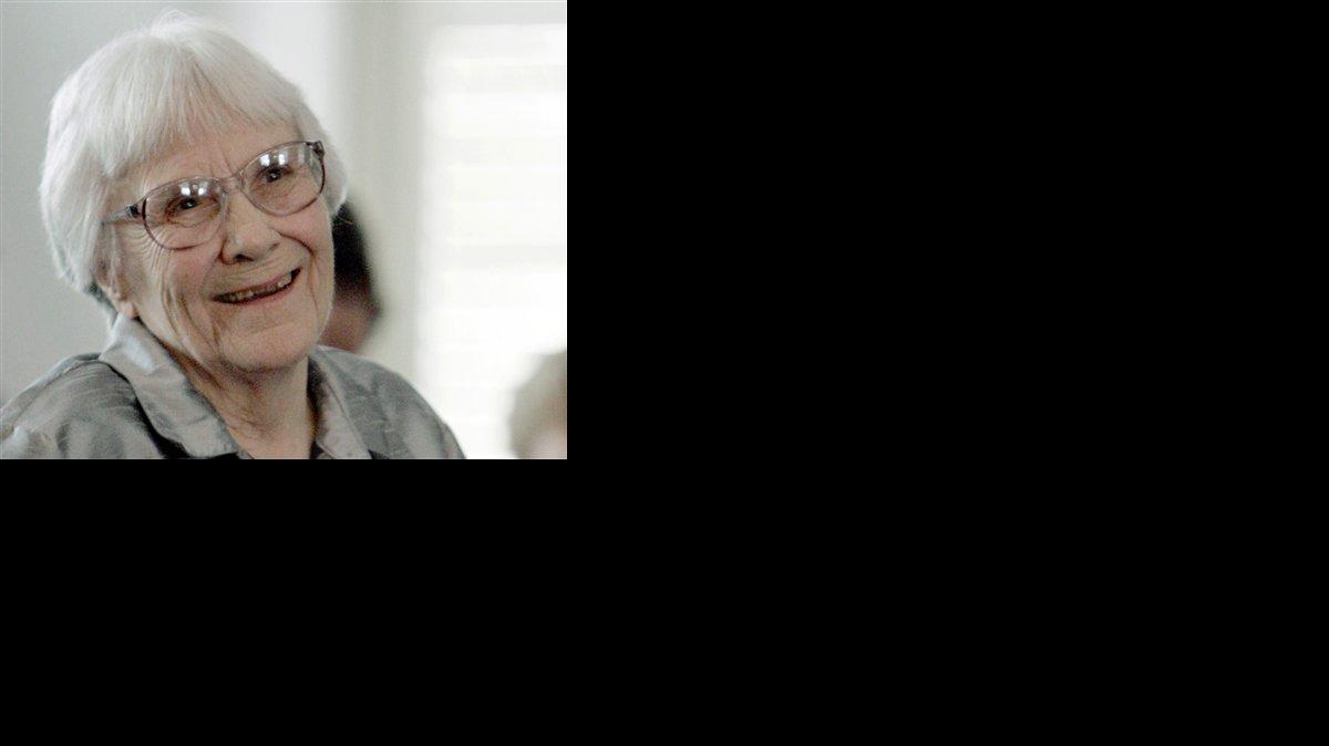En esta imagen de archivo, tomada el 20 de agosto de 2007, la escritora Harper Lee sonríe durante una ceremonia en honor de los miembros de la Academia de Honor de Alabama, en el Capitolio de Montgomery, en Alabama.