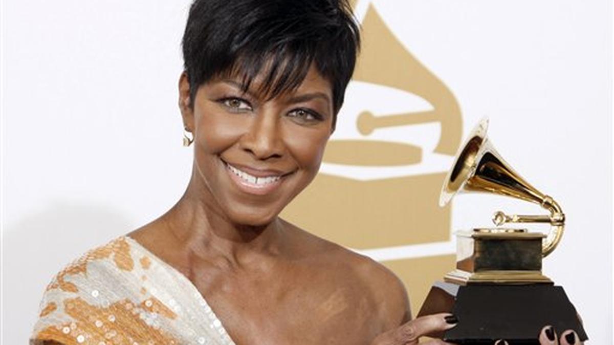 Natalie Cole muestra su galardón al mejor arreglo instrumental acompañado de vocalista durante la ceremonia de al 51era entrega de los Premios Grammy en Los Angeles, California, el domingo 8 de febrero de 2009. Cole, hija de la leyenda del jazz Nat “King” Cole, murió la noche del jueves 31 de diciembre de 2015 a los 65 años en un hospital en Los Angeles.