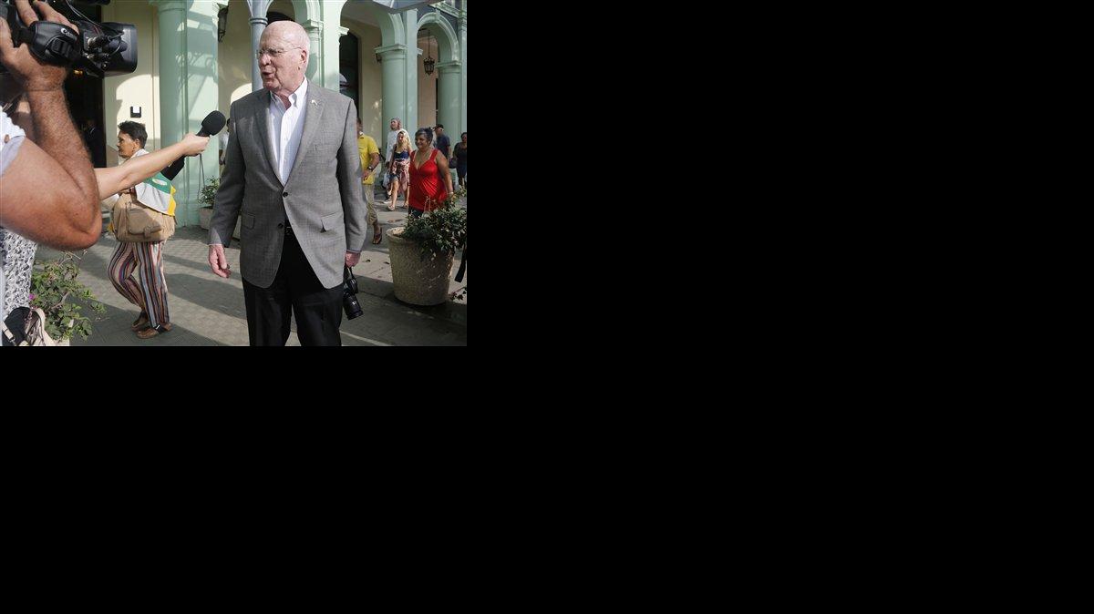 El senador de Estados Unidos Patrick Leahy, demócrata por Vermont, quien encabeza una delegación de congresistas para una visita de tres días a Cuba, habla con reporteros fuera del Hotel Saratoga, en La Habana, el sábado 17 de enero de 2015.