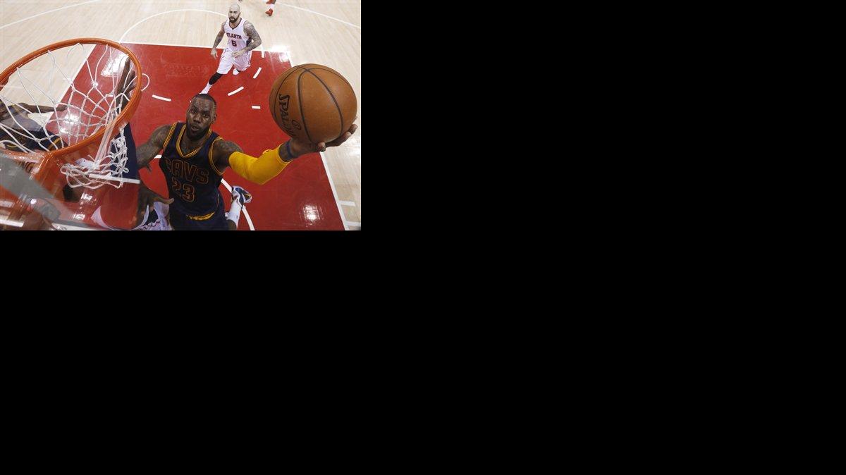El alero de los Cleveland Cavaliers, LeBron James la clava frente al aro en un partido ante los Atlanta Hawks, durante el primer juego de la final de la Conferencia del Este, el 20 de mayo.