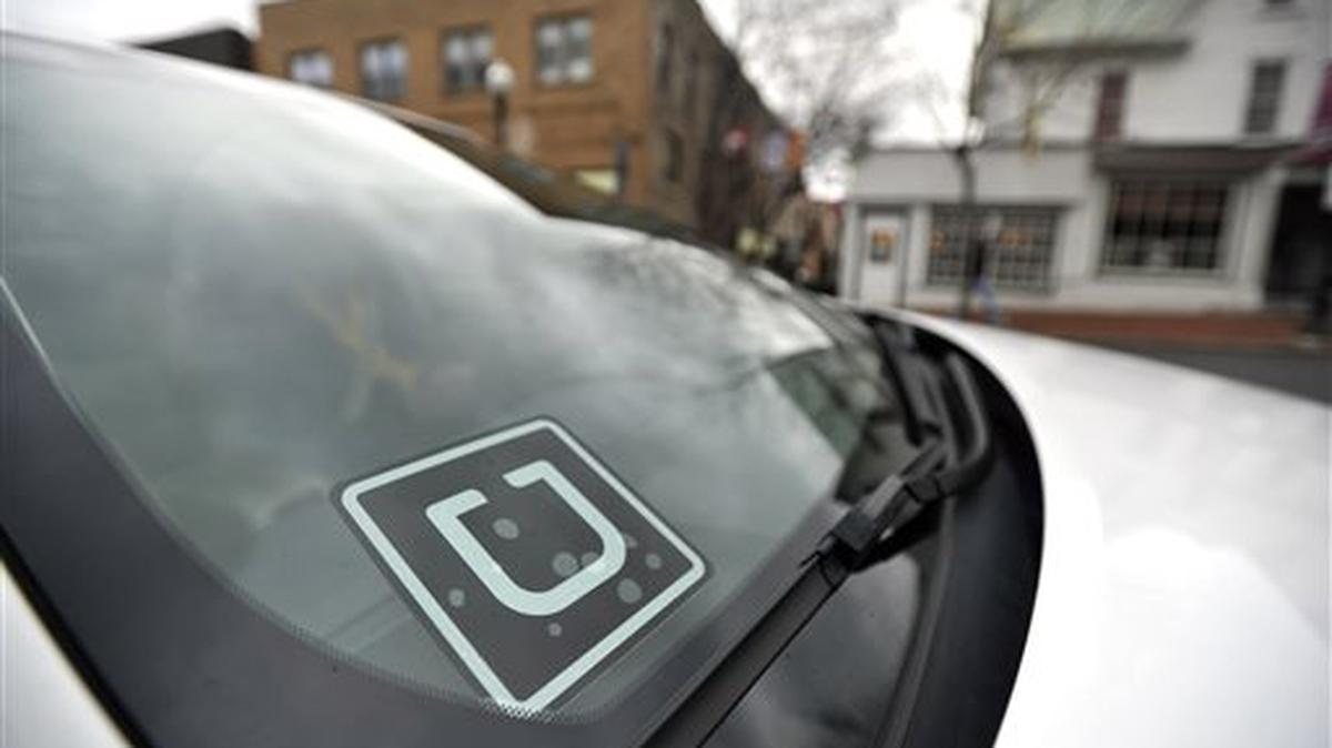 Una calcomanía Uber en la ventana de un coche propiedad de Steve Linnes, un profesor de música en State College, Pa., que es también un chofer de Uber a tiempo parcial.
