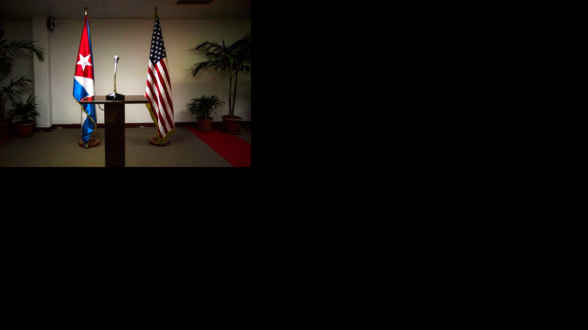 ARCHIVO - En esta imagen del 22 de enero de 2015 se ven las banderas de Cuba y Estados Unidos antes del comienzo de una conferencia de prensa al margen de las conversaciones entre los dos países en La Habana, Cuba.