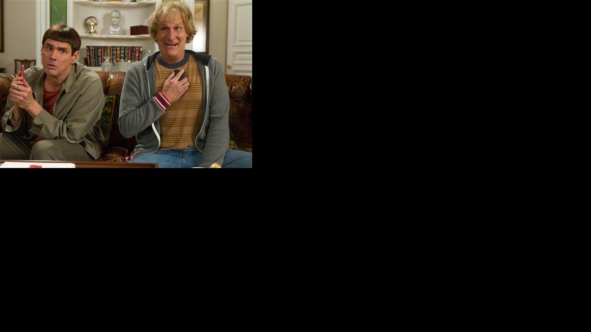 Imagen distribuida por Universal Pictures donde se ve a Jim Carrey, izquierda, y Jeff Daniels en una escena de la película “Dumb and Dumber To”.