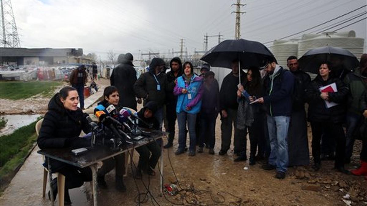 La actriz Angelina Jolie durante una rueda de prensa en un campamento de refugiados sirios en Líbano, el martes 15 de marzo de 2016.
