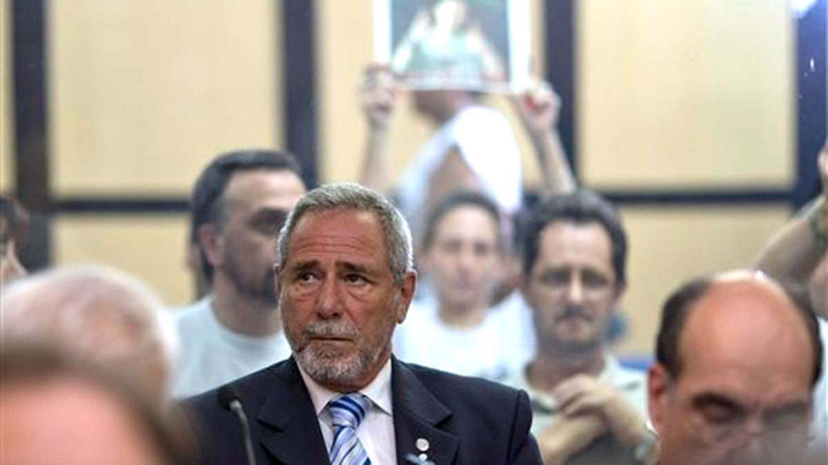 El exsecretario de Transporte de Argentina Ricardo Jaime asiste a la última audiencia del juicio en su contra por un accidente de tren en Buenos Aires, el martes 29 de diciembre de 2015. 