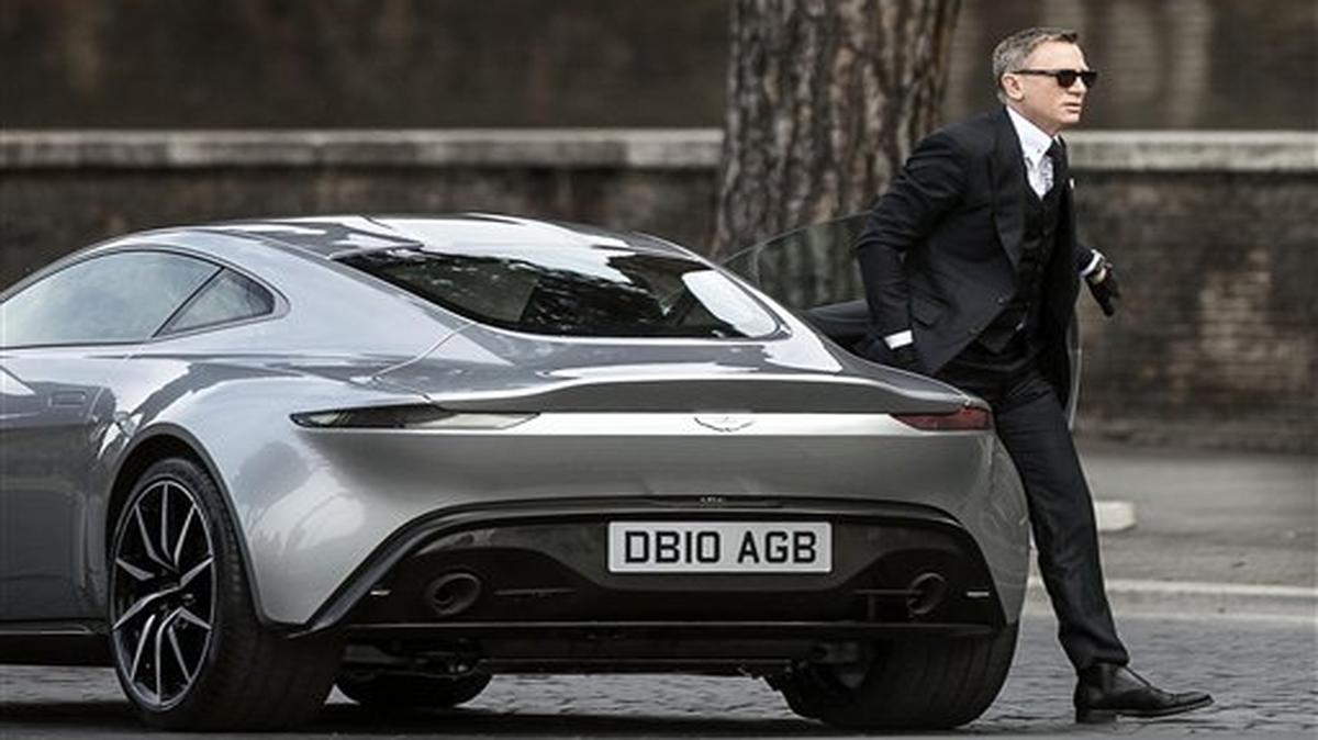 El actor Daniel Craig sale de un auto deportivo durante la filmación de la película de James Bond "SPECTRE" en Roma en una fotografía de archivo del 21 de febrero de 2015. Tras sobrevivir el ataque cibernético contra Sony, la producción de la nueva película de James Bond "SPECTRE" ha llegado a Roma, donde se han juntado multitudes para tratar de ver a la chica Bond más vieja de la historia, aunque no por eso menos guapa, Monica Bellucci de 50 años.