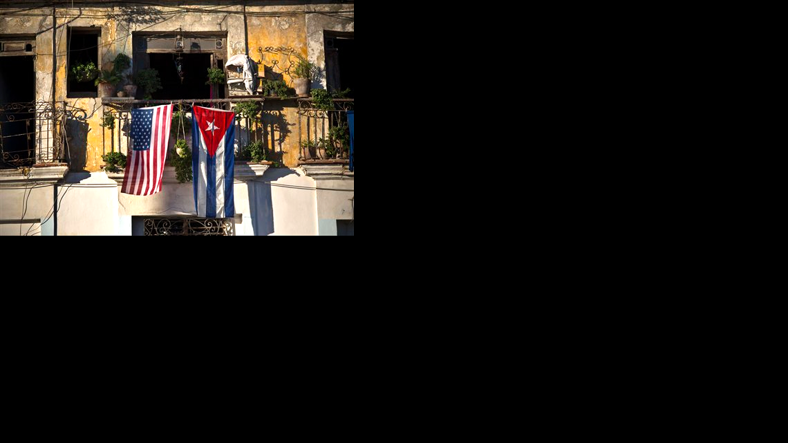Una bandera de EEUU y otra de Cuba ondean desde un balcón en La Habana Vieja, en Cuba, el 19 de diciembre de 2014.