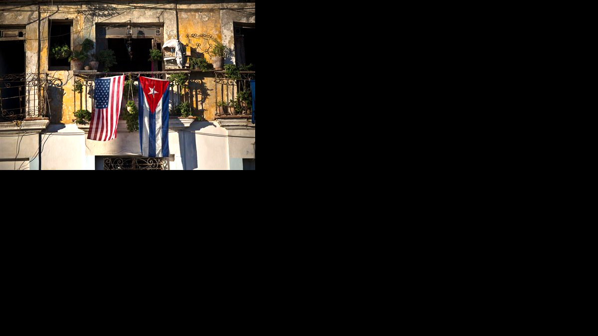 Una bandera de EEUU y otra de Cuba ondean desde un balcón en La Habana Vieja, en Cuba, el 19 de diciembre de 2014.