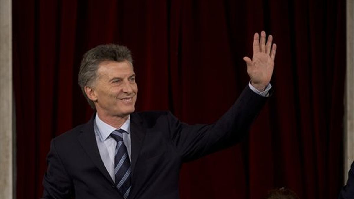 El presidente argentino Mauricio Macri saluda a miembros del Congreso, el martes 1 de marzo en Buenos Aires, Argentina.  