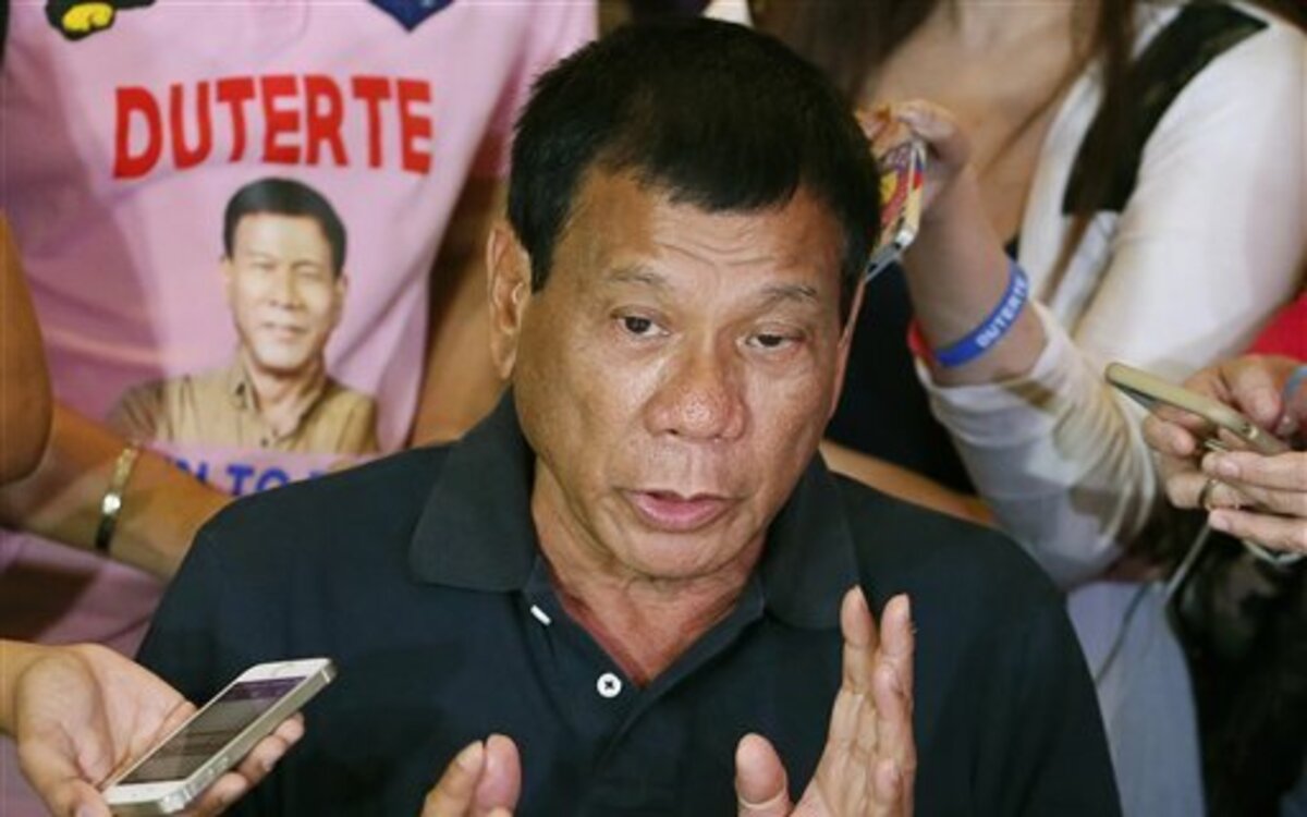 Fotografía de archivo del ahora presidente Rodrigo Duterte respondiendo preguntas de los medios de comunicación en Manila.