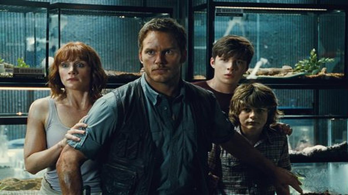 Bryce Dallas Howard, de izquierda a dercha, en el papel de Claire, Chris Pratt en el papel de Owen, Nick Robinson como Zach, y Ty Simpkins en el papel de Gray, en una escena de la película, "Jurassic World", dirigida por Colin Trevorrow, la nueva entrega de la innovadora serie de Steven Spielberg "Jurassic Park" en una fotografía proporcionada por Universal Pictures. 